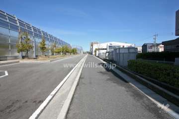 敷地北西側は高速道路に面しています。