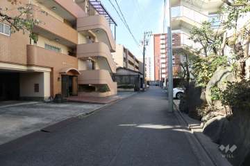 敷地北側の前面道路（東側から）