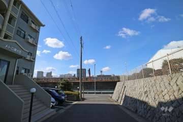 敷地北側の前面道路（東側から）