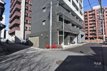 敷地南側と東側の前面道路（南東側から）
