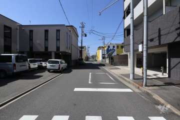 敷地の南側前面道路(東側から)