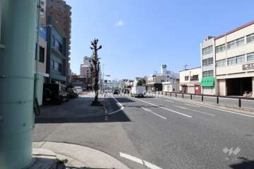 敷地北側の前面道路(東側から)　※国道2号線です。