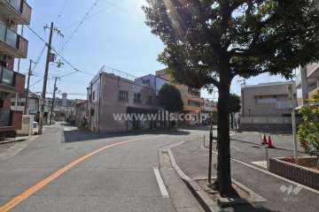 敷地南東側の前面道路(北側から)