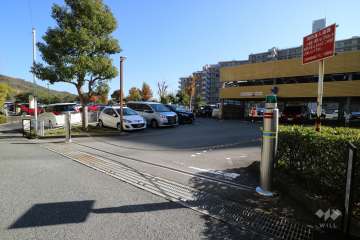 駐車場の出入口（ロボットゲート付き）