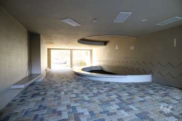 ピロティに設けられた広場