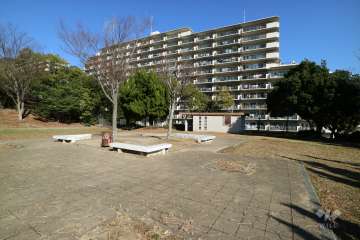 『中山中央公園』から見たラヴェニール宝塚中山台ドゥジェームの遠景