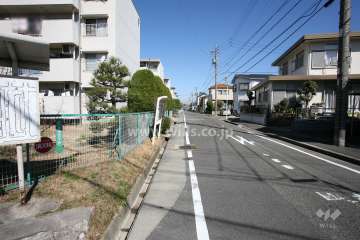 敷地東側の前面道路