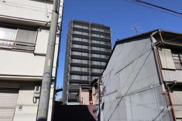 マンション南側の外観（南西側から）