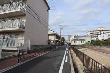 敷地東側の前面道路