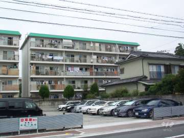 コーポ清B棟の外観。南側は駐車場で開けています。
