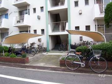 駐輪場とエントランス周辺