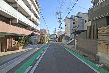 敷地南西側の前面道路（北西側から）