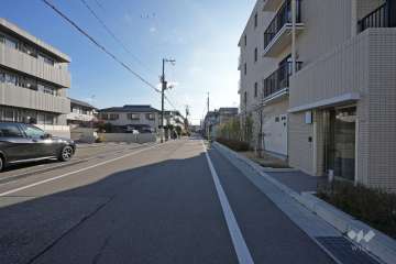 敷地北東側の前面道路（北側から）