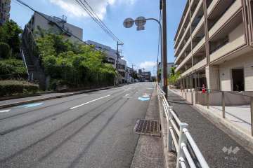 敷地東側の前面道路（北側から）