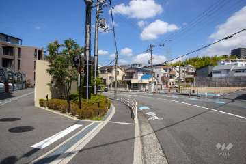 敷地北側の前面道路（南東側から）