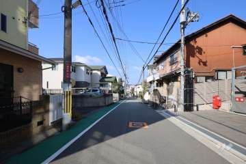 敷地南側の前面道路（東側から）