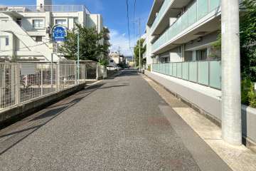 敷地西側の前面道路