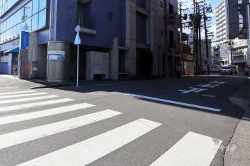敷地北東側の前面道路（南東側から）