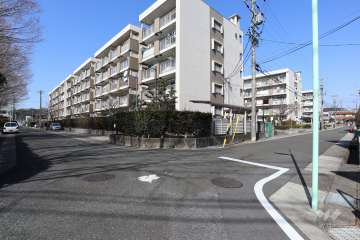 敷地南西側と北東側の前面道路（南東側から）