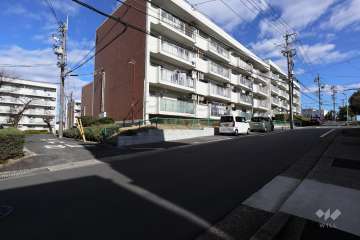 敷地南側と西側の前面道路（南西側から）
