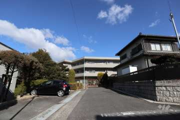敷地東側の前面道路（南側から）