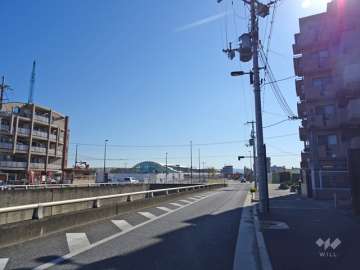 敷地北東側の前面道路（北西側から）