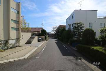 敷地東側の前面道路。閑静な住宅街に面しています。