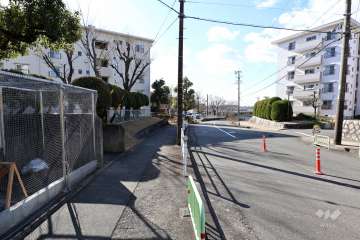 敷地西側の前面道路