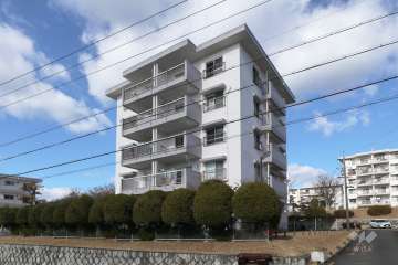 相生山団地44棟の外観（南東側から）