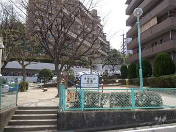 敷地東側に隣接して『青葉丘南遊園』があります。