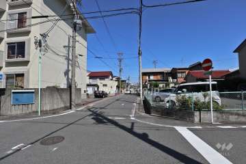 敷地東側の前面道路(南側から)