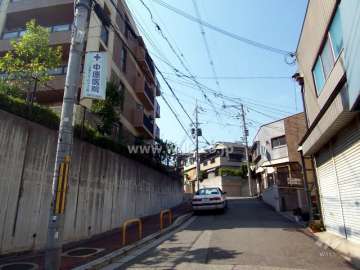 敷地東側の前面道路。周辺は一戸建てとマンションが混在する静かな住宅地です。