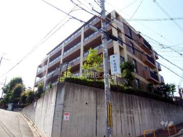 ベルク吹田千里丘の外観（南東側から）　南ひな壇になっています。