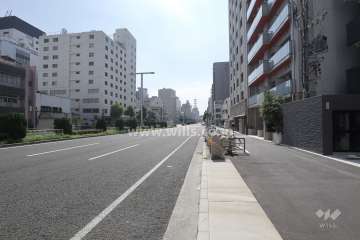 敷地南側の前面道路（東側から）