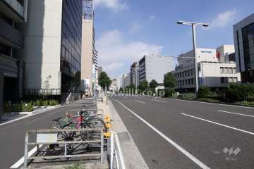 敷地南側の前面道路（西側から）