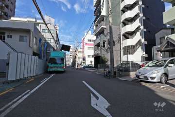 敷地西側の前面道路（南側から）
