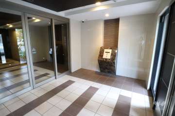 エントランスはオートロック付きです。