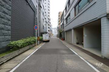 敷地北側の前面道路（東側から）