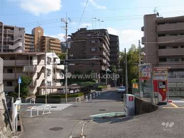 周辺はマンションが多く立ち並ぶ静かな住宅地です。
