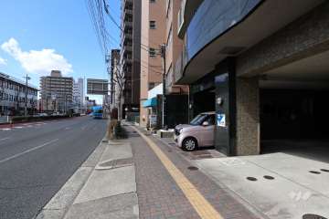 敷地南側の前面道路（東側から）