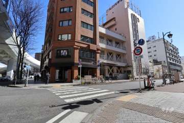 敷地西側の前面道路（北西側から）