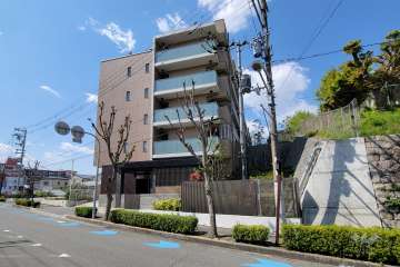 レーベン豊中永楽荘ヒルズの外観（北東側から）