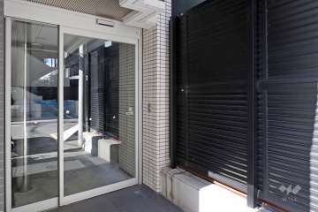 屋内に設けられた駐輪場の入り口
