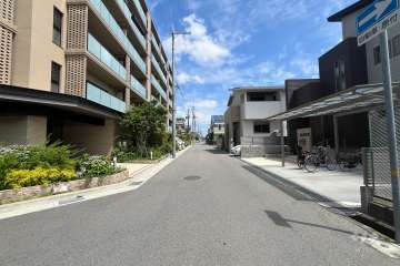 敷地東側の前面道路（南側から）