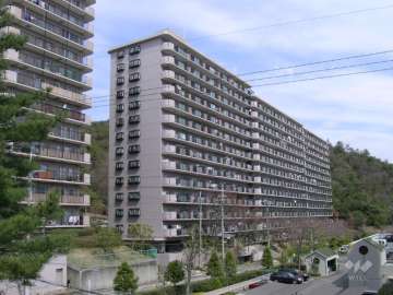 ジャルダン宝塚中山台弐番館B棟の外観（南西側から）