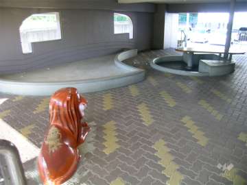 遊具の設置されたピロティ