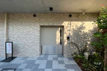 駐輪場の出入口(屋内ラック式)