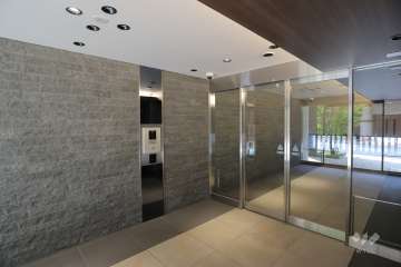 エントランスはオートロック付きです。