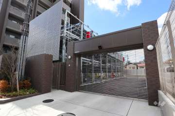 駐車場の出入り口（リングシャッター付き）・敷地内駐車場（屋外機械式）