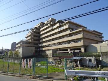 キングマンション南千里の外観（北東側から）